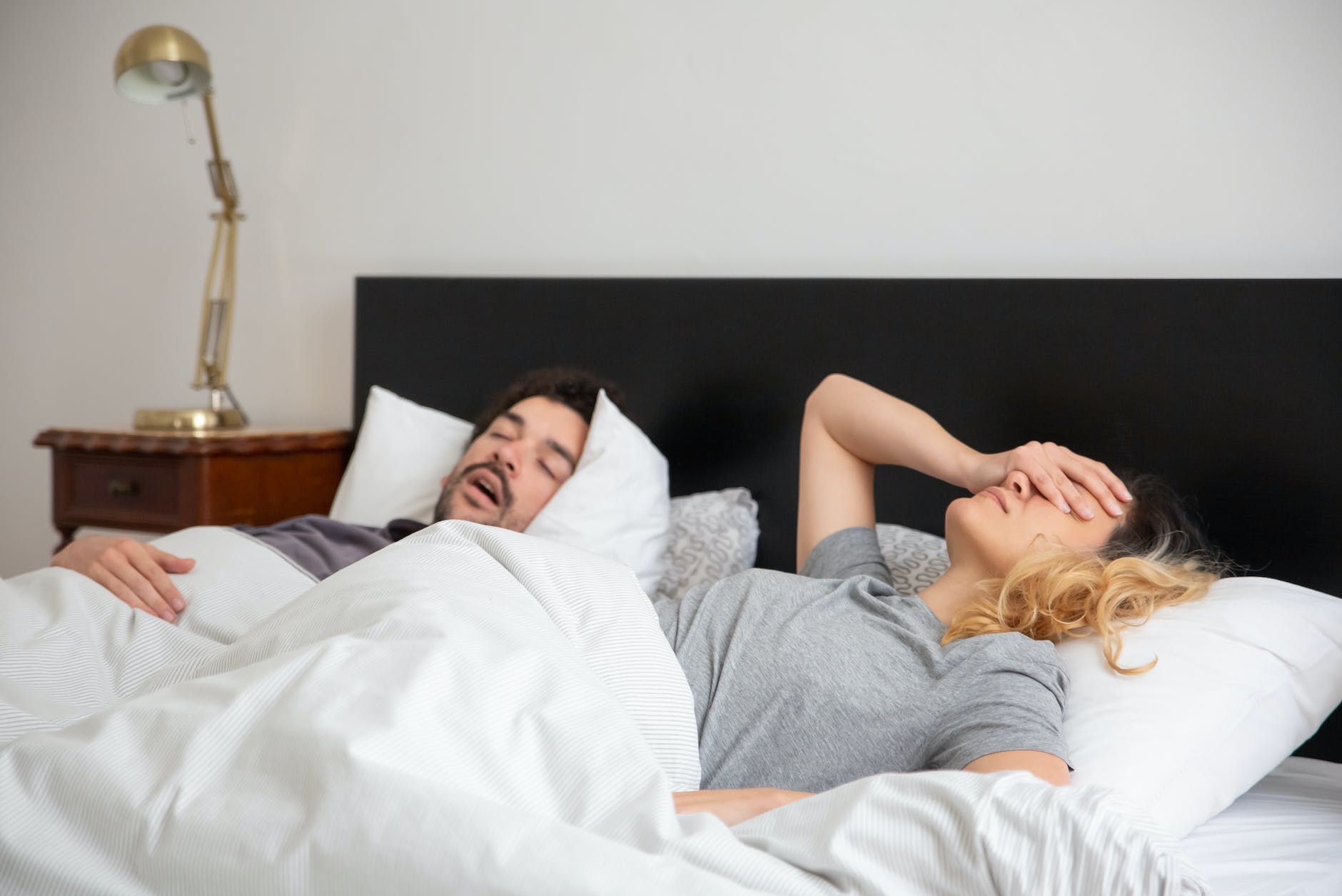 man with sleep apnea sleeping beside a woman